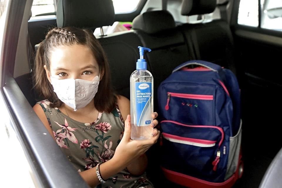 Además de sus útiles escolares, Valeria irá a clases presenciales a partir de hoy con cubrebocas, gel antibacterial y toallitas desinfectantes.