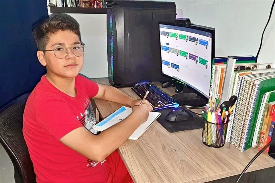 Érick se conectará a sus clases de primero de secundaria desde su casa.