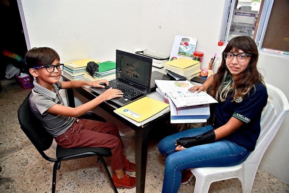 Aunque preferían la modalidad presencial, Juanpi y Suri iniciarán el ciclo escolar a distancia.