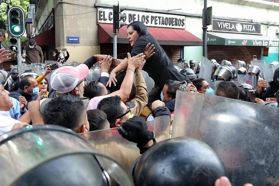 Sandra Cuevas, Alcaldesa electa de Cuauhtémoc, intentando cruzar la multitud entre las calles Ignacio Allende y Donceles.