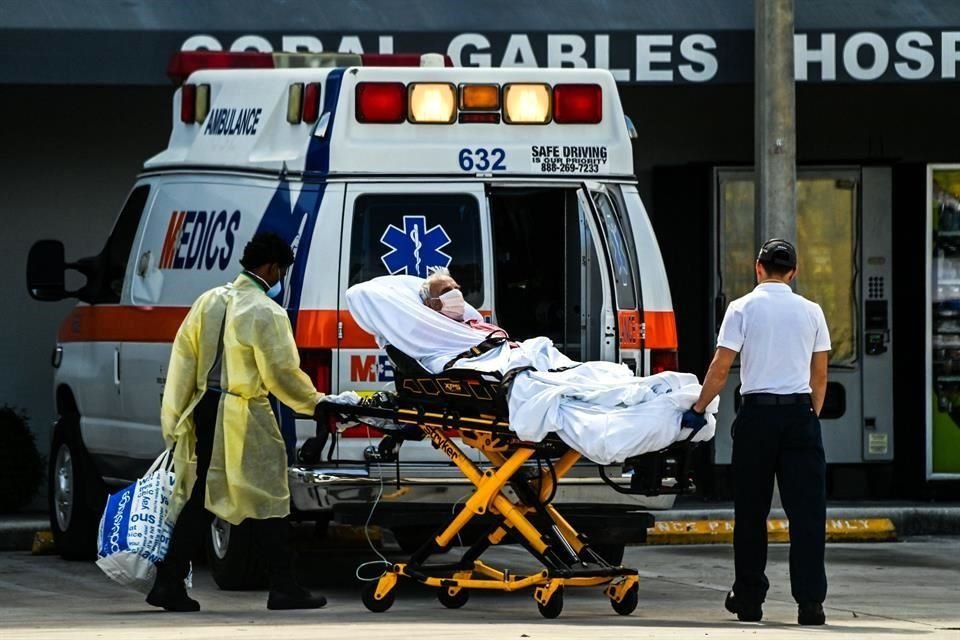 paramédicos trasladan a un paciente de Covid-19 a un hospital cerca de Miami.