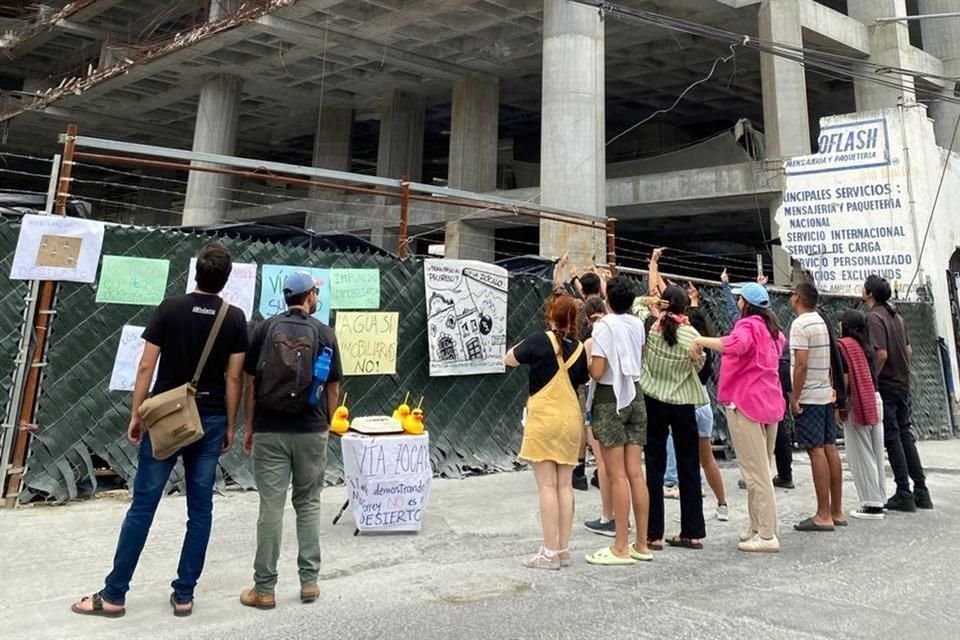 Integrantes del Colectivo Más Ciudad se protestaron con pancartas y hasta un pastel en contra del desarrollo Vía Zócalo.