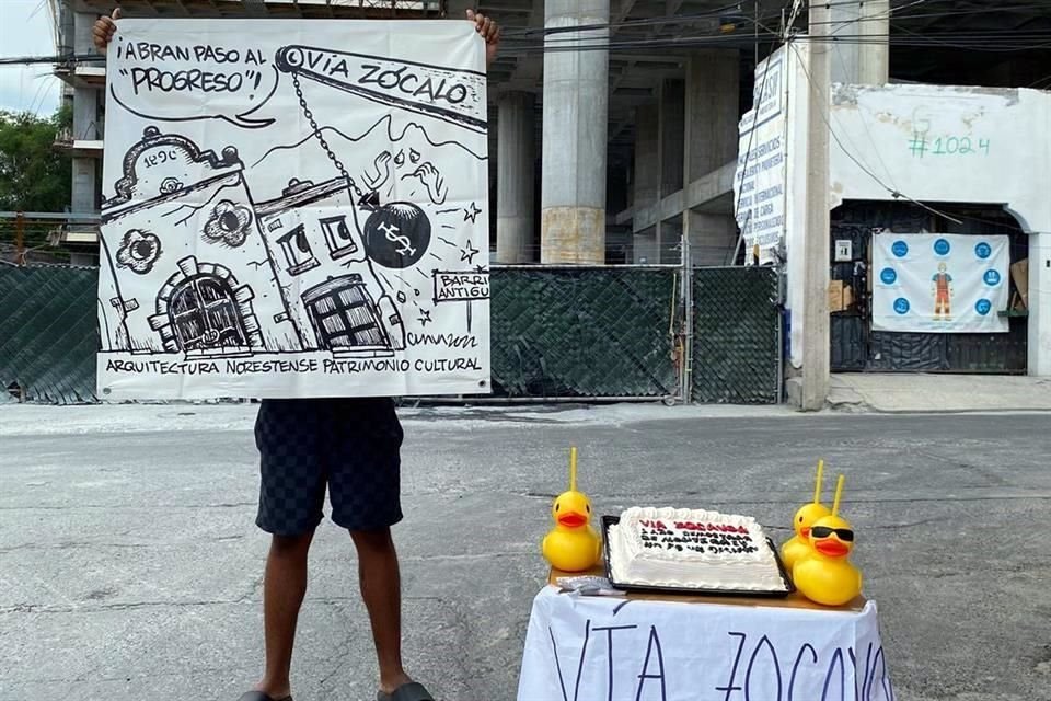 Los manifestantes pegaron consigas en contra del desarrollo en la fachada del edificio.