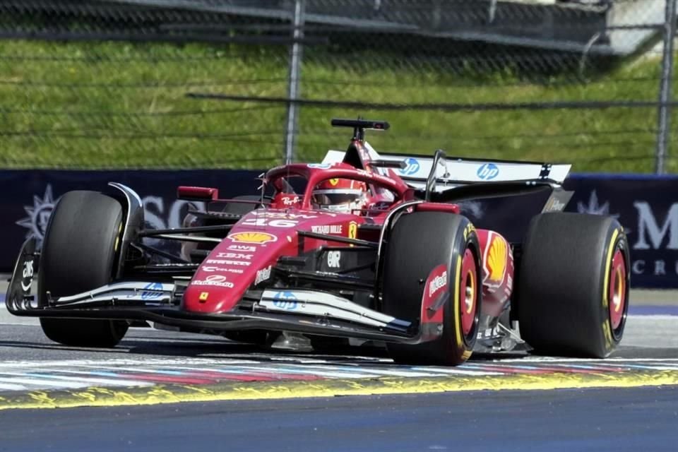 Charles Leclerc arrancó mal y perdió la segunda posición, pero le alcanzó para subir al podio.