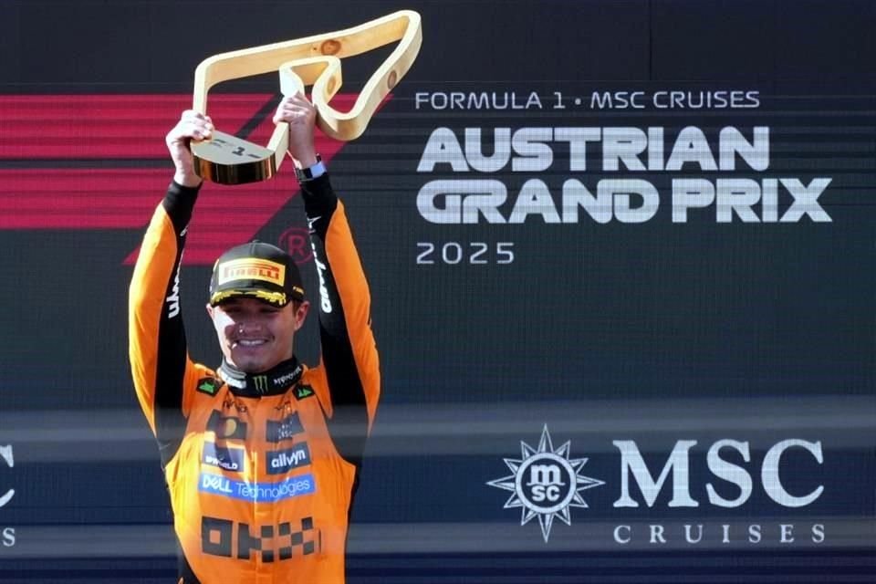 La alegría del británico en lo más alto del podio.