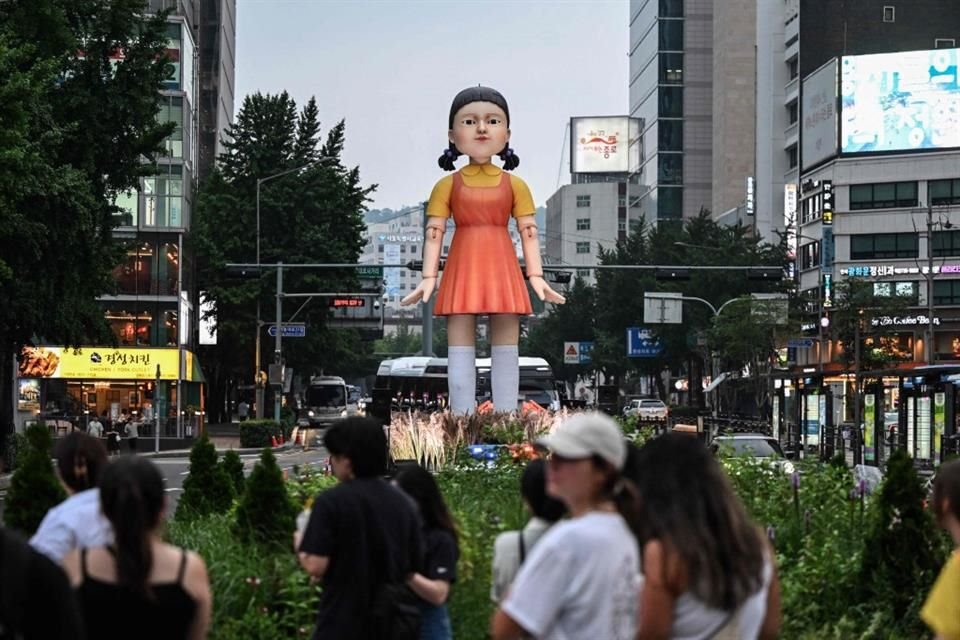 La Biblioteca Metropolitana de Seúl, cerca de la municipalidad, fue iluminada con escenas y personajes de la serie, incluida Young-hee, la gigantesca muñeca detectora de movimientos.