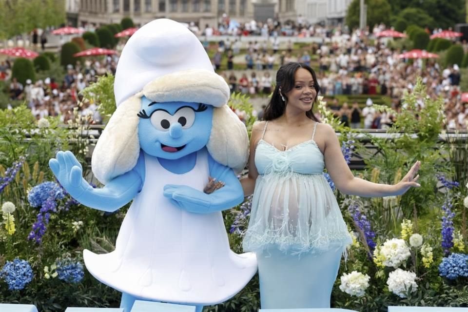 Bélgica desplegó la alfombra azul este sábado para Rihanna y otras estrellas que acudieron al estreno mundial de la nueva película de 'Los Pitufos'.