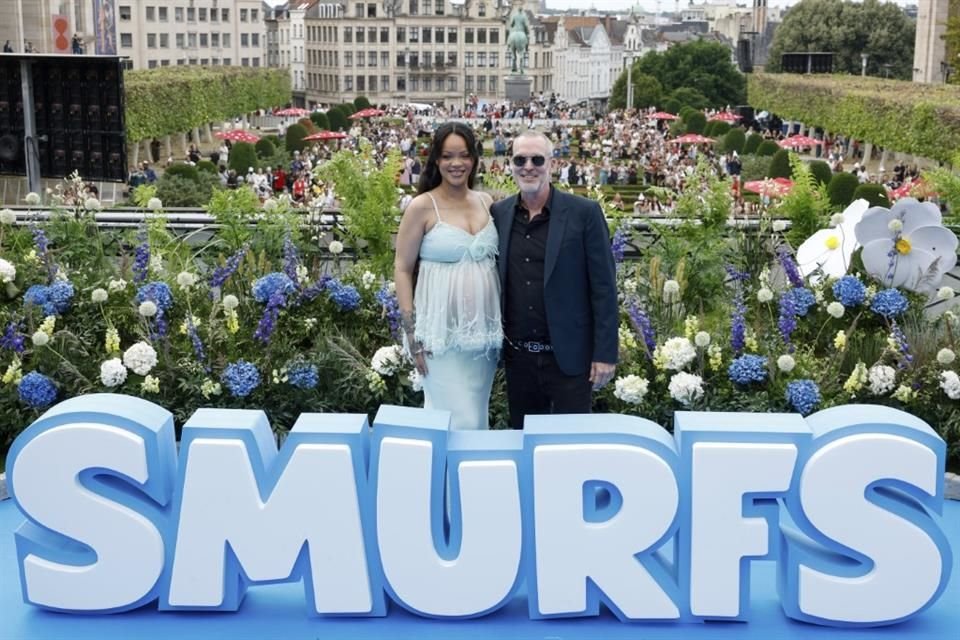 Rihanna produjo y prestó su voz a Pitufina en la película familiar.