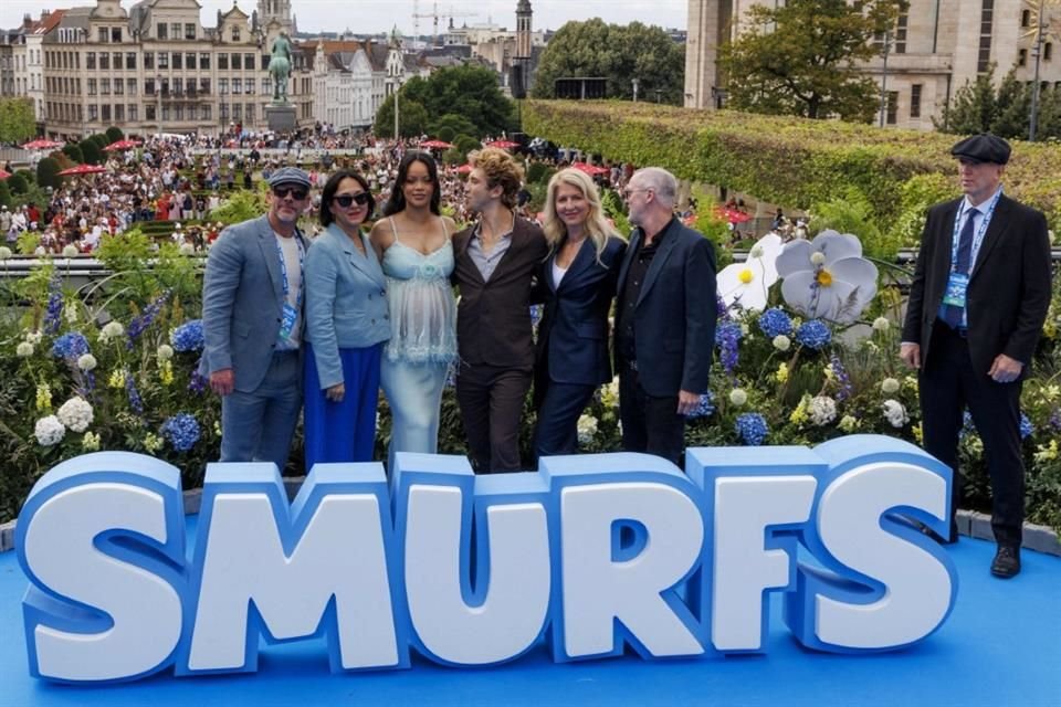 Esta es una nueva versión animada con actores reales que lleva a las pequeñas criaturas en una misión de rescate liderada por Pitufina para salvar a Papá Pitufo.