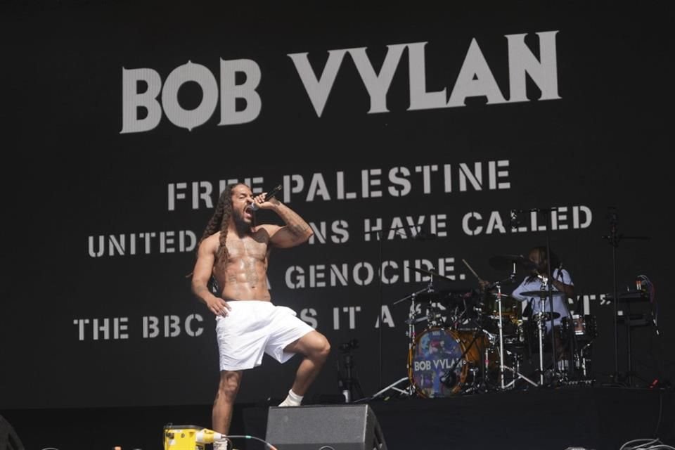 El dúo de rap punk Bob Vylan escandalizó a la audiencia y organizadores de Glastonbury al lanzar mensajes antisemitas durante su espectáculo.