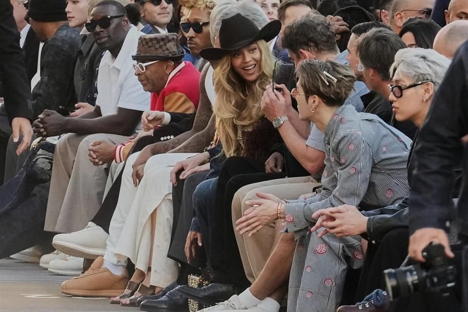 La asistencia de celebridades de alto nivel como Beyoncé, Bradley Cooper y Karol G a las pasarelas se ha convertido en última tendencia de la moda.