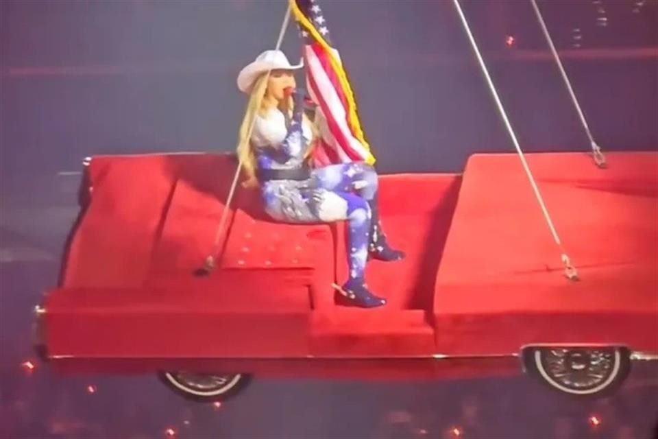 Beyoncé se llevó tremendo susto en Houston cuando una maniobra sobre un auto suspendido en el aire salió muy mal, y la hizo suspender su show.