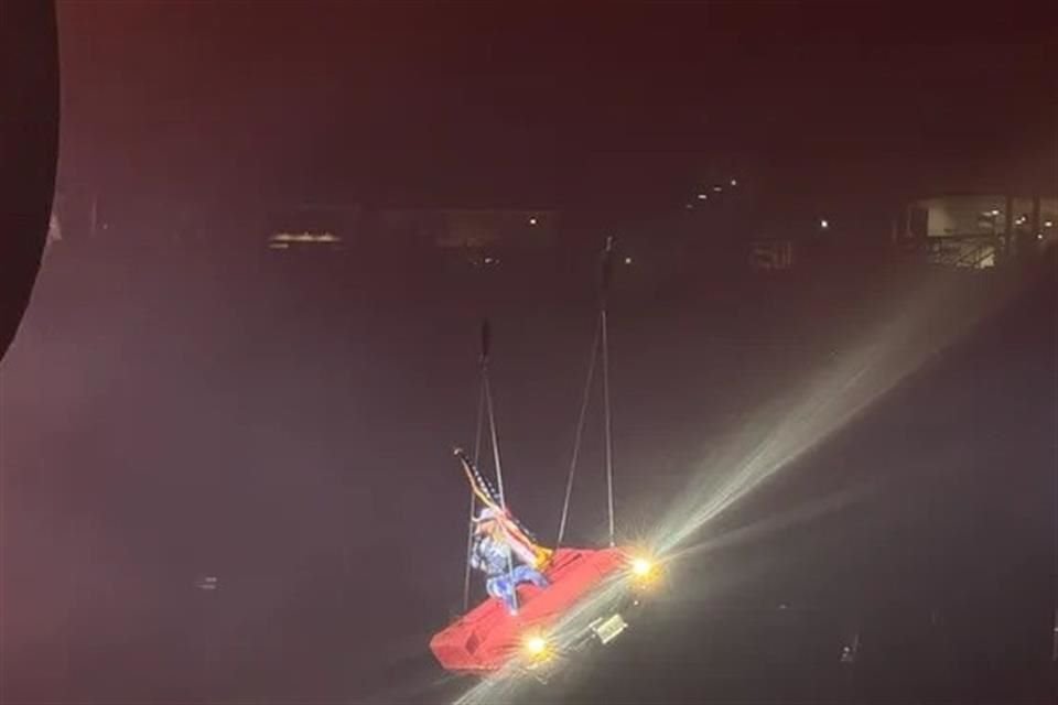 El coche comenzó a inclinarse mientras cantaba su tema '16 Carriages'.