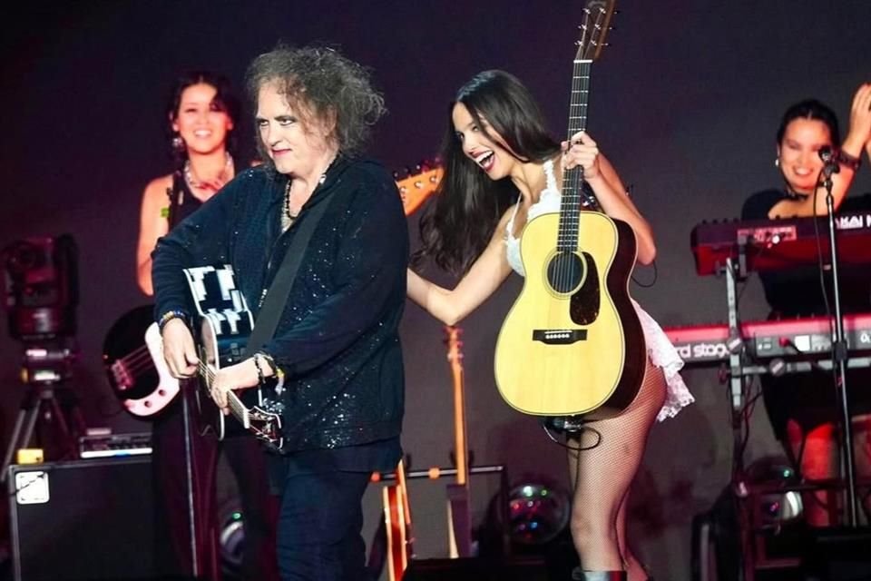 La cantante Olivia Rodrigo tuvo un invitado de lujo en su actuación principal en el Festival de Glastonbury: Robert Smith, líder de The Cure.