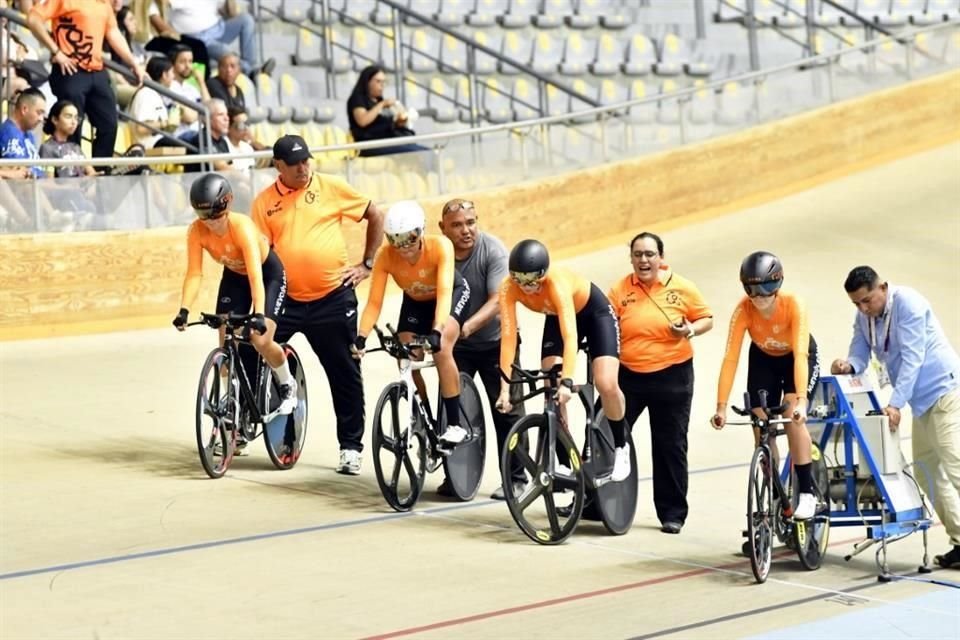 Nicole Córdova, Viviana Arriaga, Clarissa Varela y María Fernanda Villanueva dominaron la prueba estelar de la jornada.