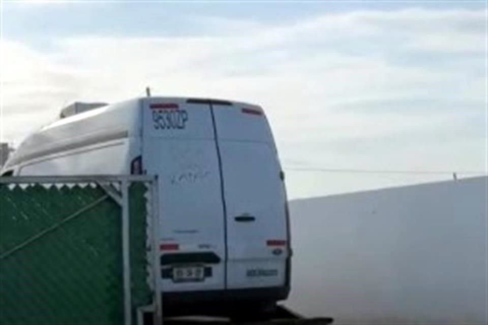 La camioneta abandonada en Culiacán con restos humanos en su interior fue remolcada po una grúa de la Fiscalía General del Estado, a las instalaciones del Servicio Médico Forense.