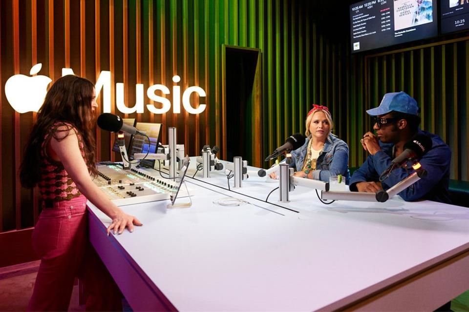 En su interior, hay dos estudios de radio de vanguardia, preparados para audio espacial, entrevistas en vivo, conversaciones informales y actuaciones sorpresa.