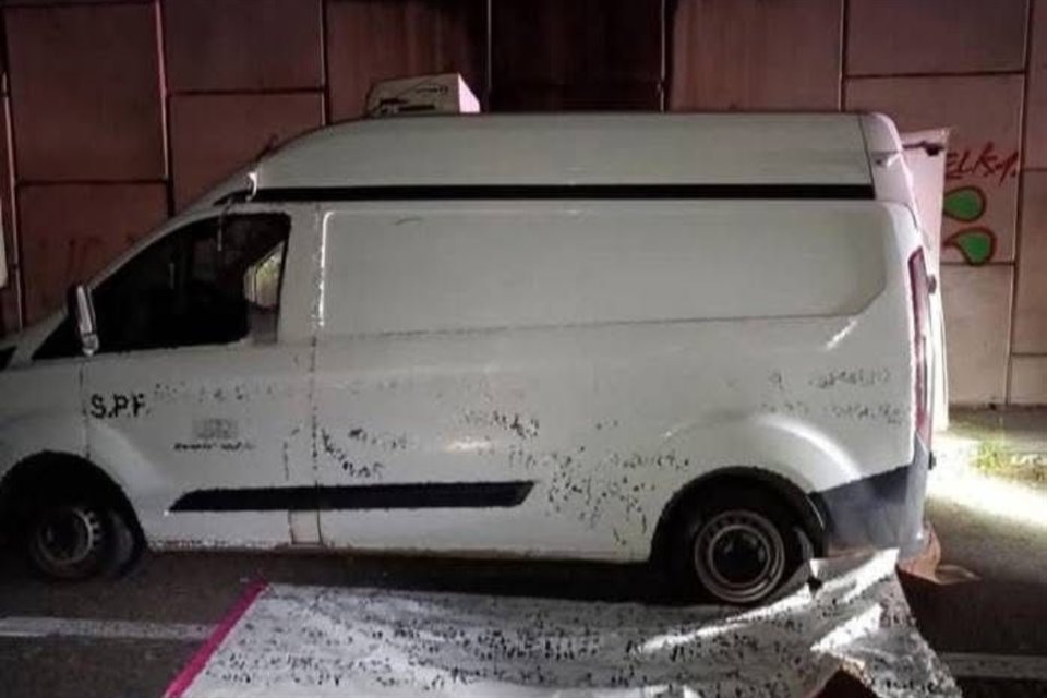 La camioneta abandonada en Culiacán con restos humanos en su interior fue remolcada po una grúa de la Fiscalía General del Estado, a las instalaciones del Servicio Médico Forense.