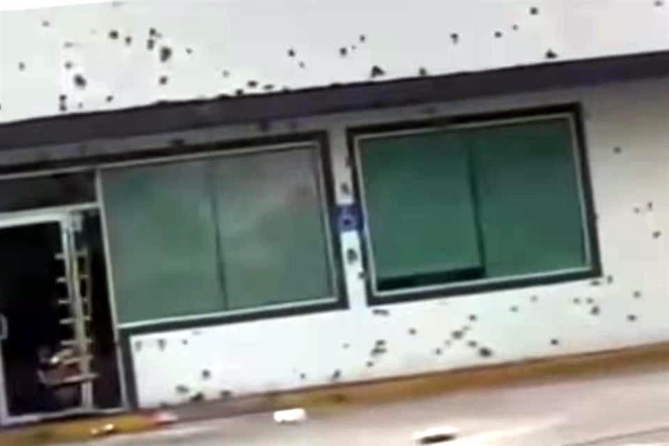 La fachada de la gasolinera muestra los impactos de bala de armas de grueso calibre.