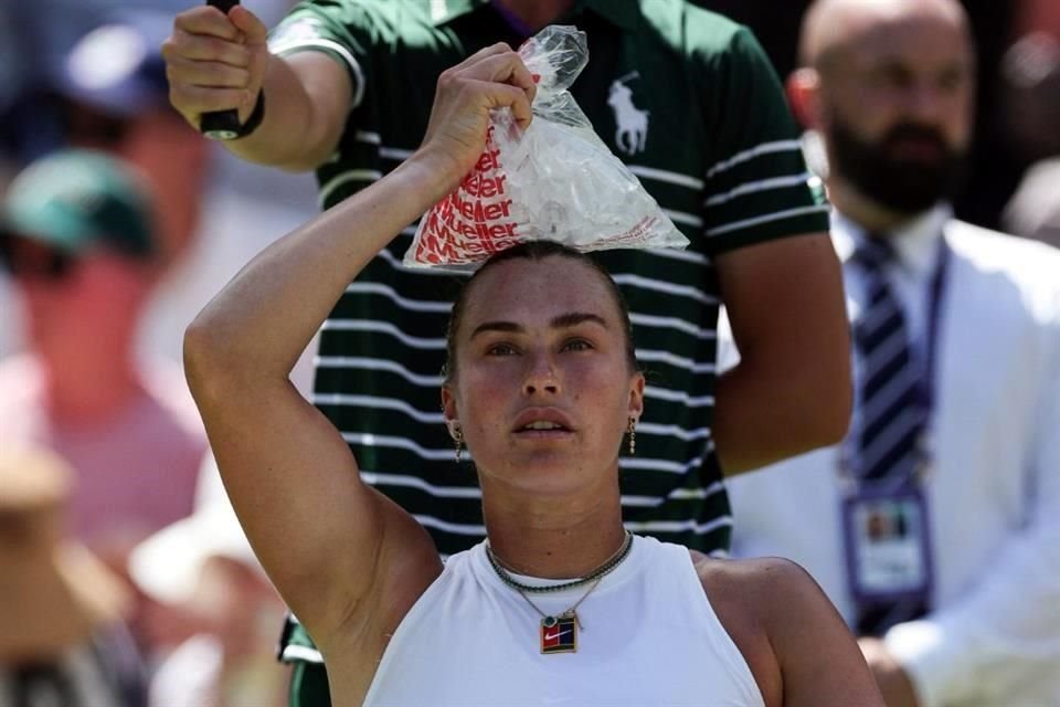 La bielorrusa Aryna Sabalenka se refresca con una bolsa con hielo mientras juega contra el estadounidense-canadiense Carson Branstine.