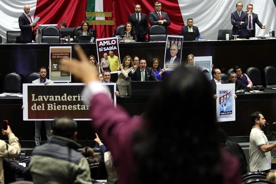 Legisladores del PAN, que se abstuvieron en la votación, durante la discusión del dictamen.