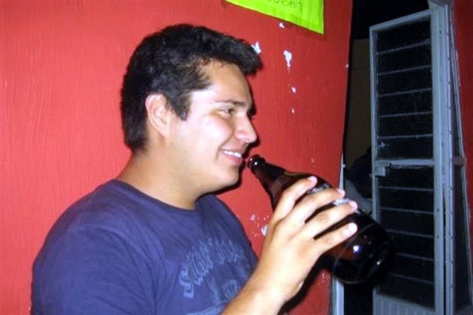 El sujeto conocido como 'El Choko' pasó de saborearse una 'caguama' en ese Municipio de Jalisco a ser un sencillo subdirector de obras en 2011.