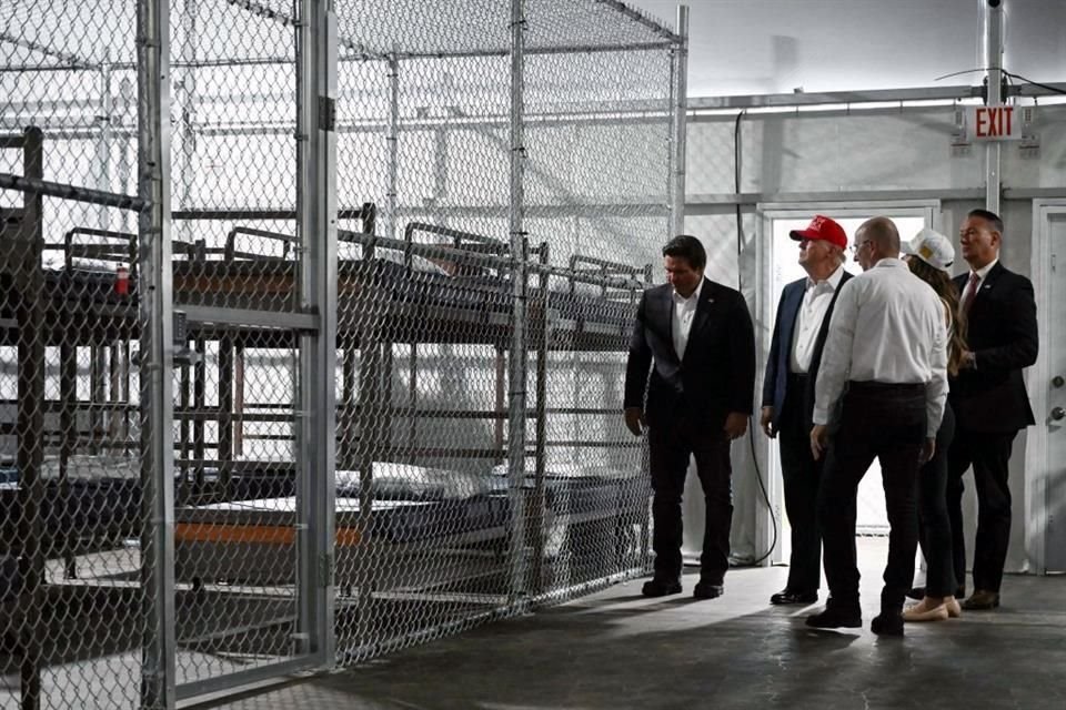 El Presidente Donald Trump visitó un centro de detención que ha recibido el apodo de 'Alcatraz Caimán', en el que trasladarán a migrantes.