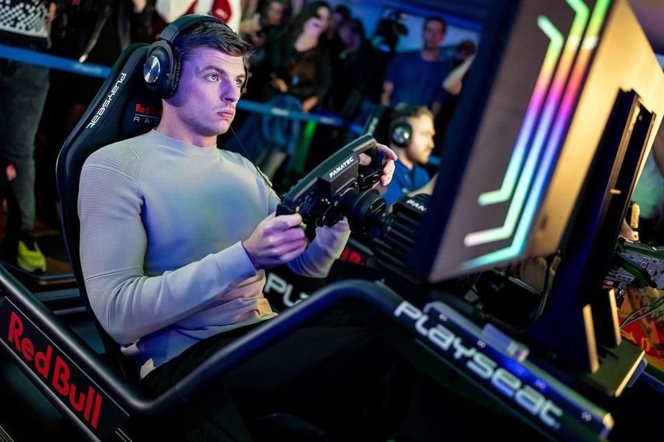 A Verstappen le encanta jugar videojuegos de carreras.