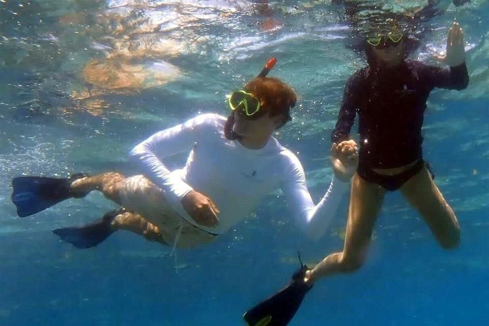 Russell le entra al buceo.