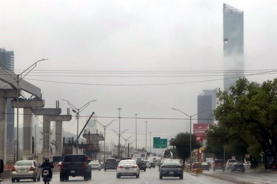 Las lluvias han provocado condiciones de rodamiento lento en vías de la Ciudad.