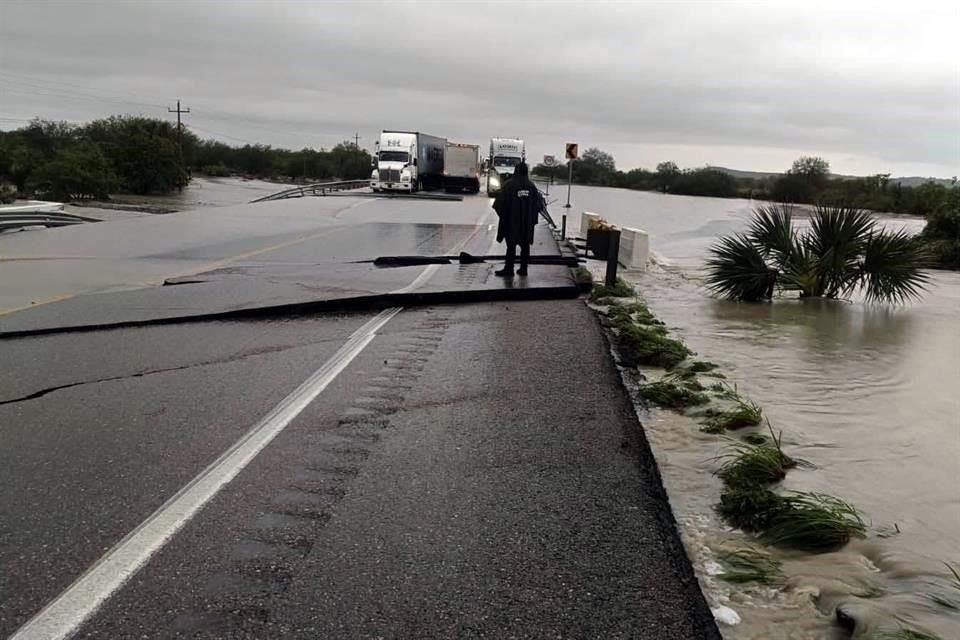 Autoridades cerraron la circulación en la carretera Zaragoza-González, a la altura del kilómetro 36, por daños en el asfalto.