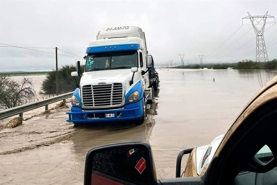 La Coordinación Estatal de Protección Civil advirtió sobre el riesgo de inundaciones repentinas en zonas bajas.