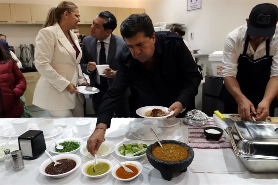 De acuerdo con el legislador, la barbacoa fue traída de un negocio llamado El Güero.