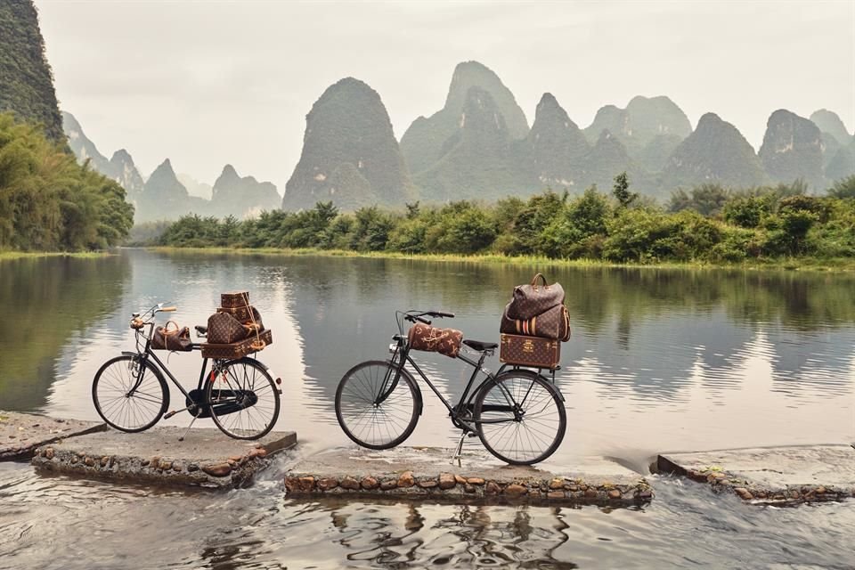 El recorrido comienza a lo largo del legendario río Lijiang en Guilin, donde la campaña se embarca en una exploración inmersiva de la serena región del sur.
