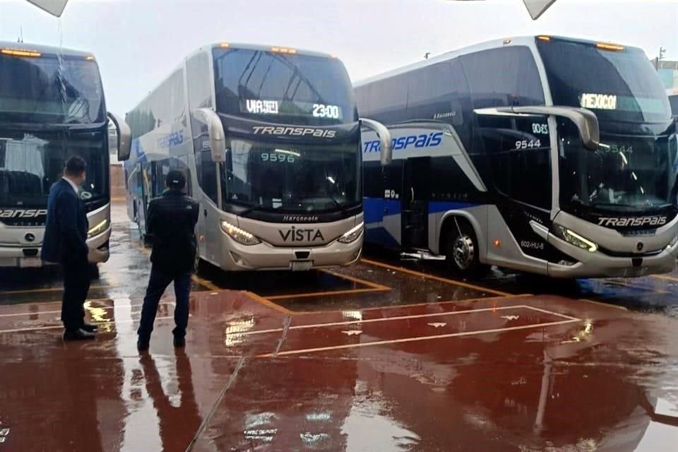 En la Central Camionera de Ciudad Victoria, varios autobuses quedaron varados esperando a que las lluvias cesaran para poder realizar sus corridas.