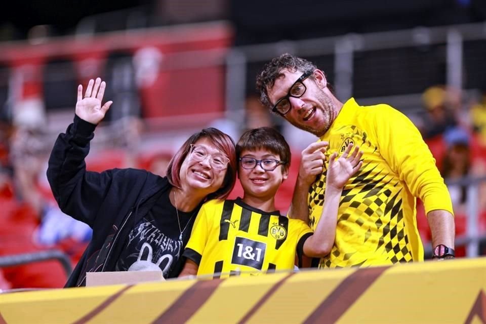 Estuvieron lejos de formar la 'The Yellow Wall', pero estos aficionados apoyaron al Dortmund.