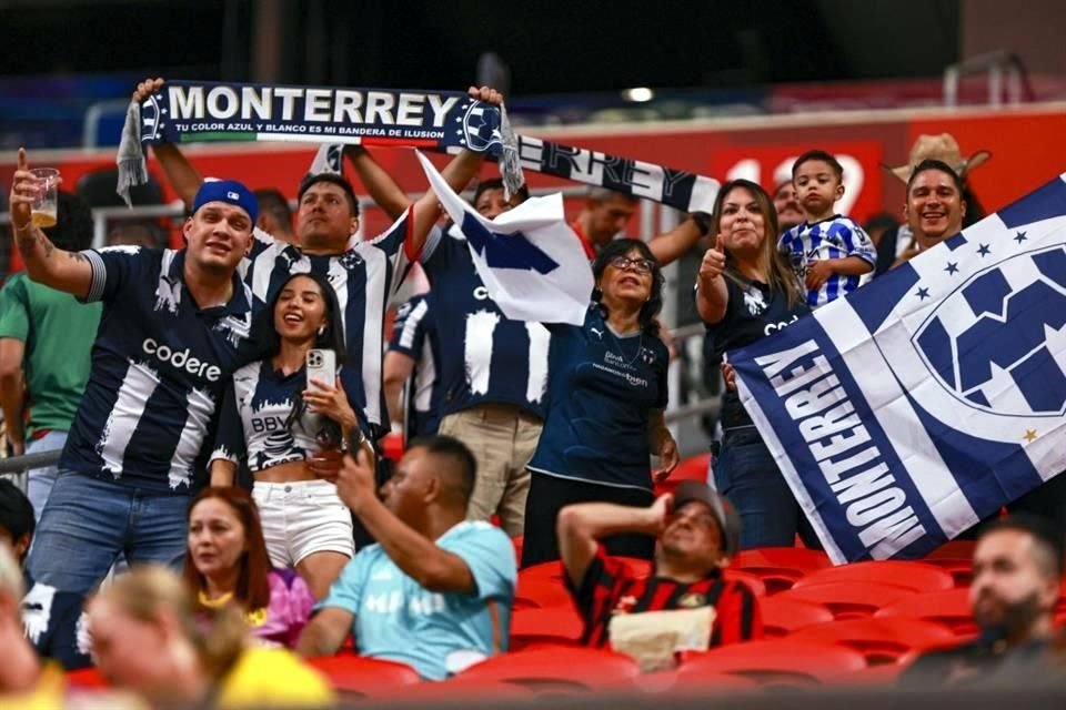Con el mismo gusto que en el Estadio Monterrey, así estuvieron en Atlanta los seguidores de Rayados.