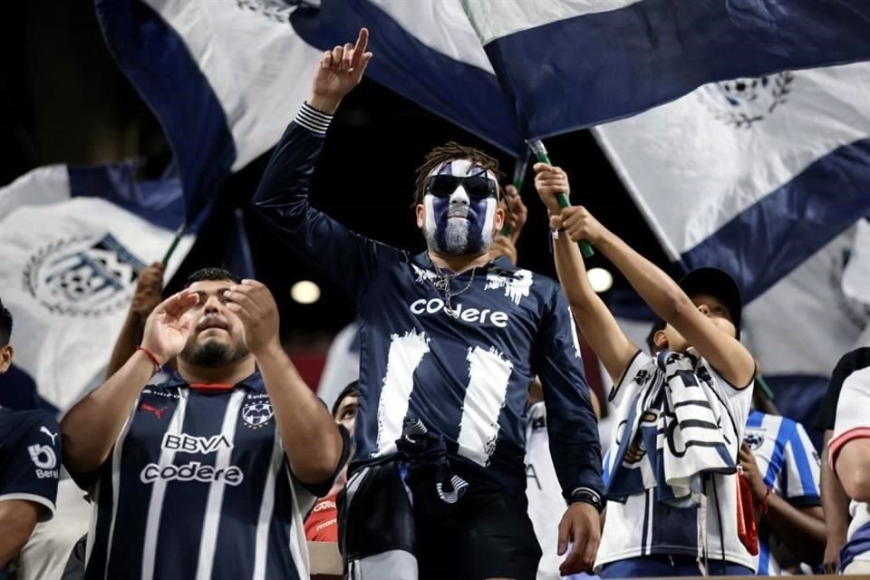 Pocos, pero intensos los aficionados de Rayados