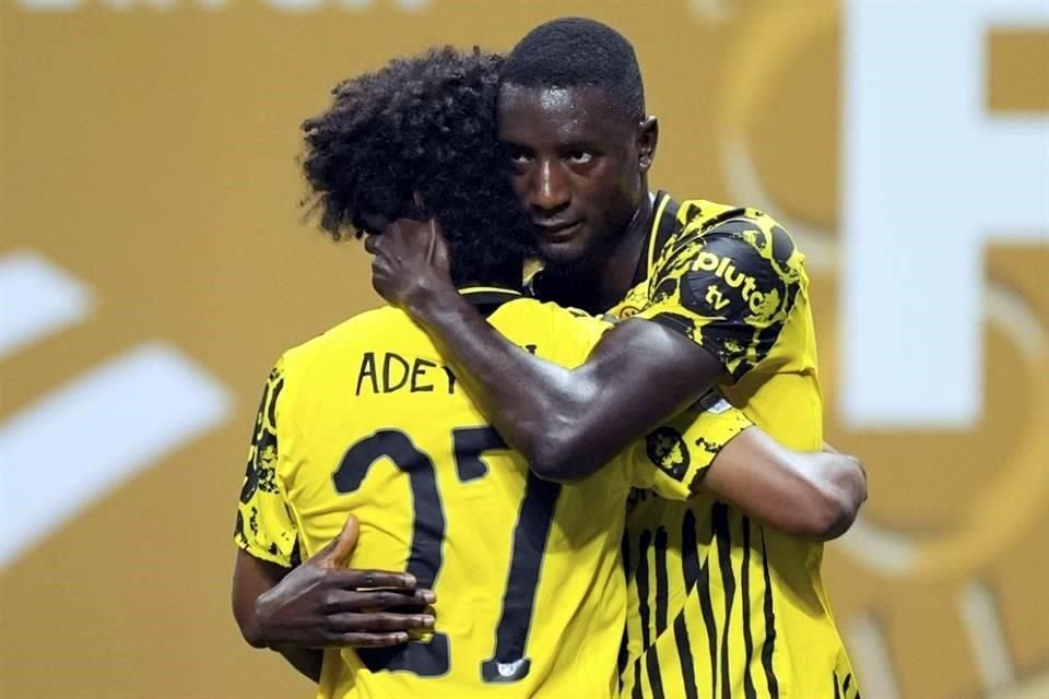 Serhou Guirassy, del Borussia Dortmund (derecha), celebra con su compañero Karim Adeyemi tras anotar el segundo gol.