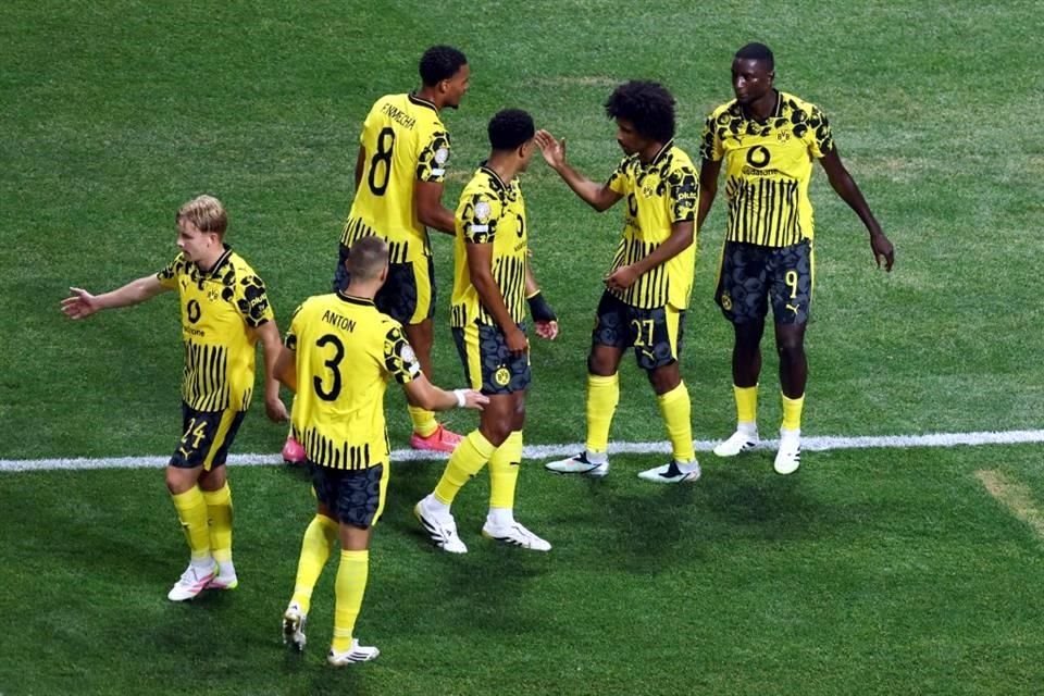 Jugadores del Dortmund festejan el primer gol.