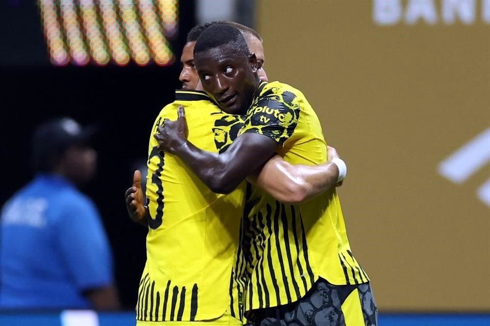 Serhou Guirassy (der.), celebra su segundo gol.