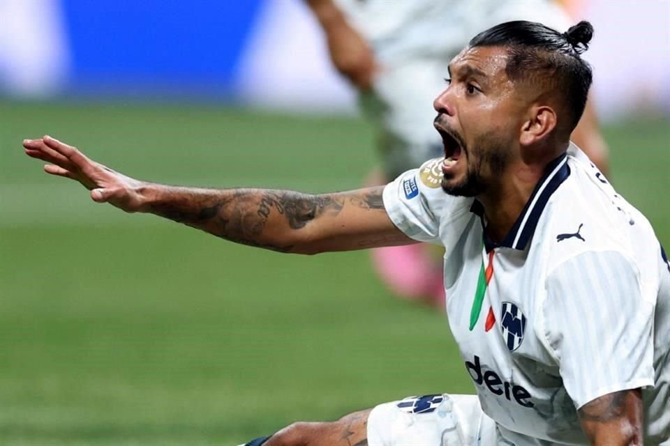 En la segunda mitad, <br>en una acción polémica en el área del equipo alemán, el árbitro y el VAR decidieron no marcar una falta sobre Jesús Corona.