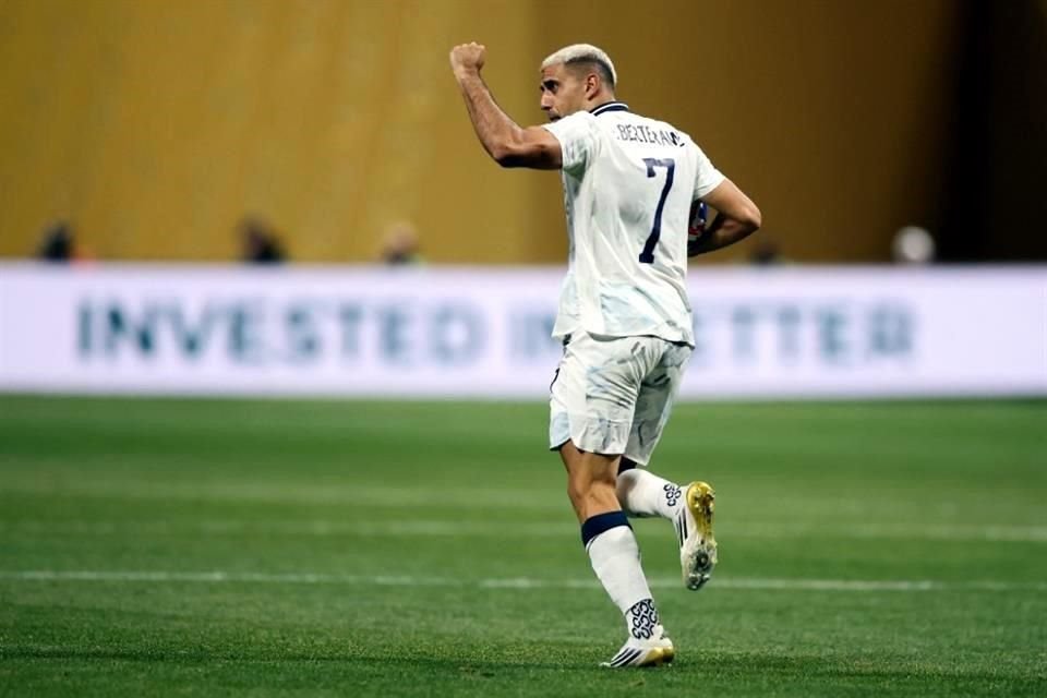 En los primeros minutos del segundo tiempo, Germán Berterame acercó en el marcador a Rayados al anotar el 2-1 en un remate con la cabeza.
