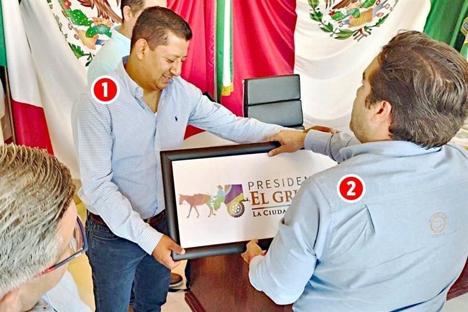 Eric Daniel Zamora (1), acusado de huachicol y lavado, fue reconocido por el Alcalde (2) de El Grullo, Jalisco, por la inversión de la empresa de 'El Canelo'.