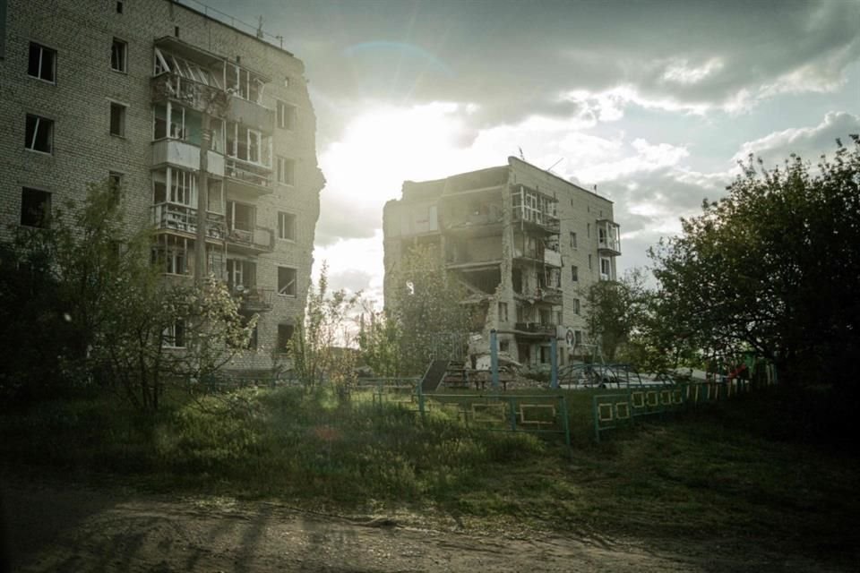 Edificios dañados en la ciudad de Izyum el 30 de abril del 2025.