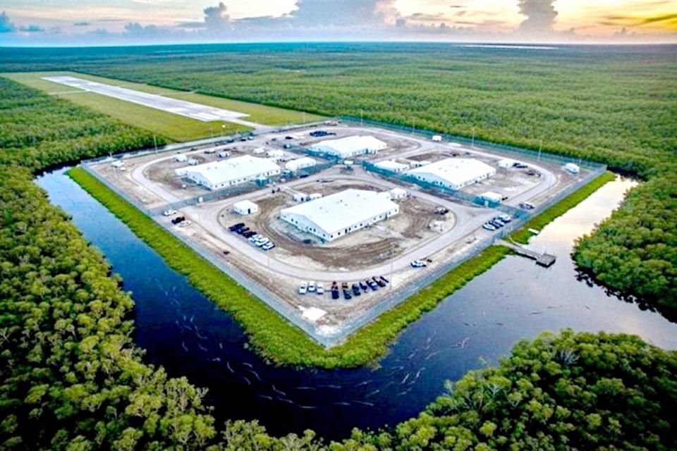 La cárcel está rodeada de cocodrilos, caimanes y pitones para evitar que escapen.