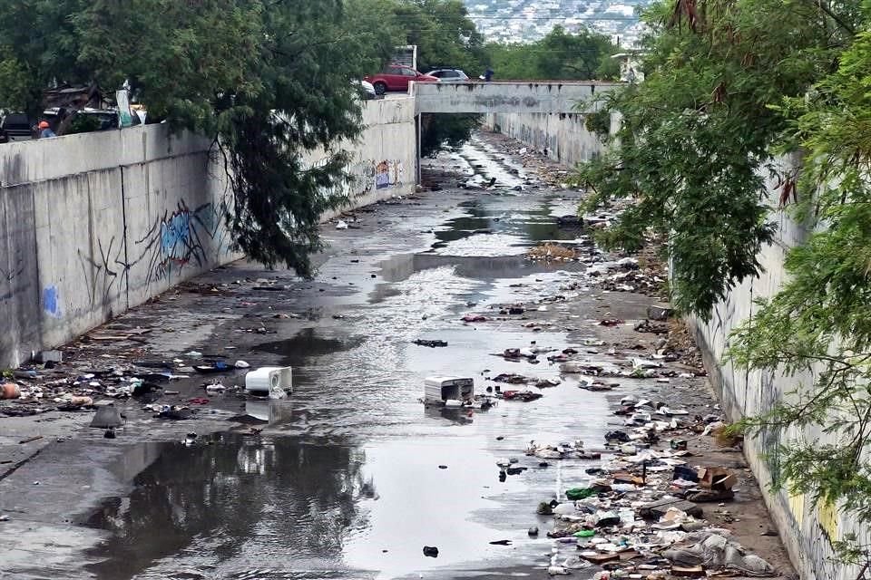 Tras el paso del agua de la lluvia, en el Canal Aztlán quedó todo tipo de desechos.