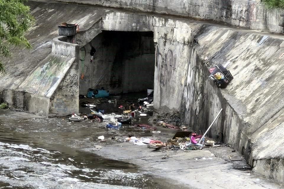 La basura llegó al Arroyo Topo Chico arrastrada por corrientes de la lluvia.