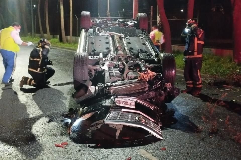Los agresores escaparon enseguida, mientras que el conductor del coche perdió el control y metros adelante sufrió una volcadura.