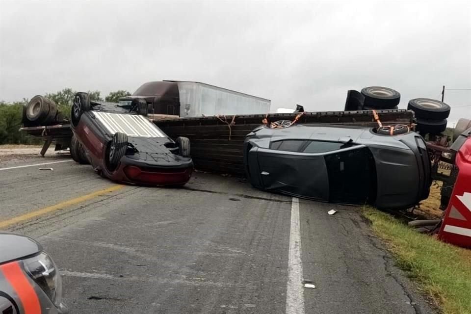 La nodriza y los vehículos que transportaba bloquearon los dos sentidos de la Carretera Libre a Laredo.